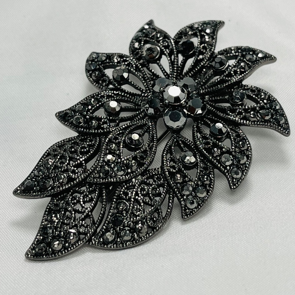 Vintage Flower/Leaves Gunmetal Rhinestones Pin